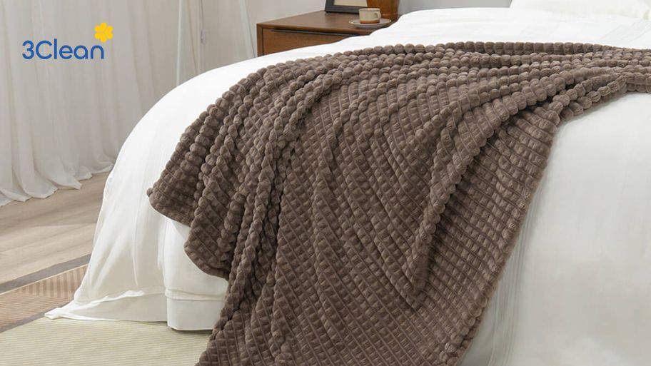 Bước 2: Gấp chăn lông gọn gàng theo tỉ lệ 1/6 chiều dài