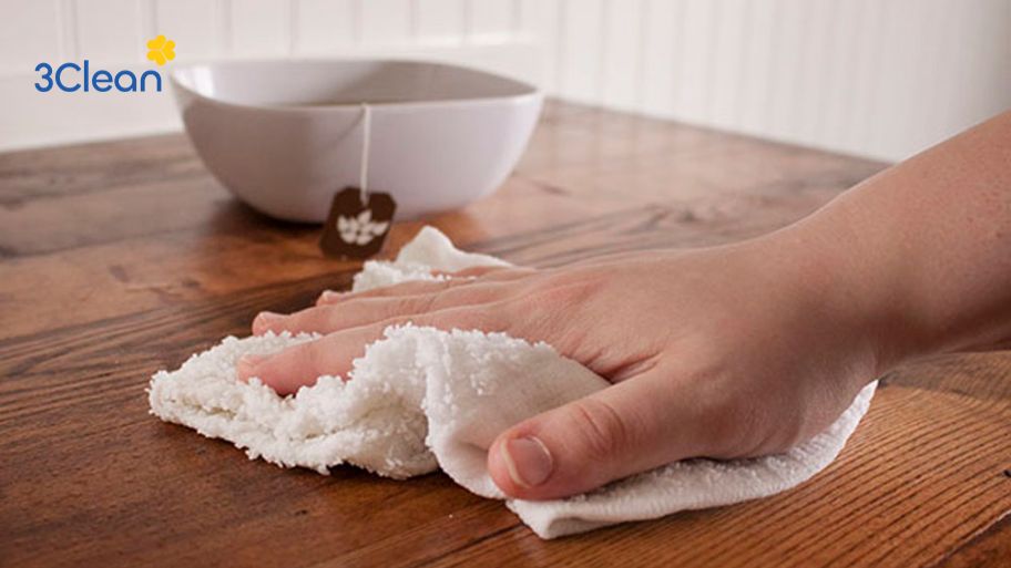 Bước 2: Lau bụi trên bề mặt bàn trang điểm