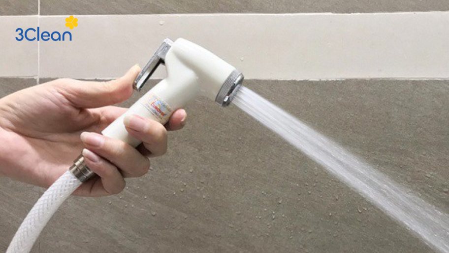 Hướng dẫn cách vệ sinh thùng rác nhanh chóng, hiệu quả ngay tại nhà Bước 2: Rửa sơ thùng rác bằng nước sạch