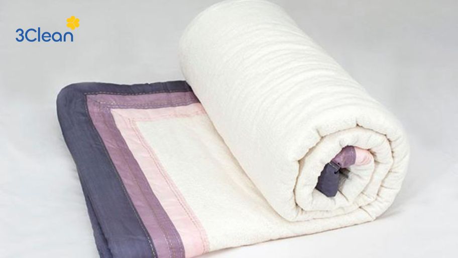 Bước 3: Cuộn tròn chăn lông lại