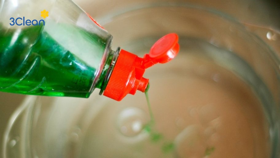 Hướng dẫn cách vệ sinh thùng rác nhanh chóng, hiệu quả ngay tại nhà Bước 3: Pha hỗn hợp vệ sinh thùng rác