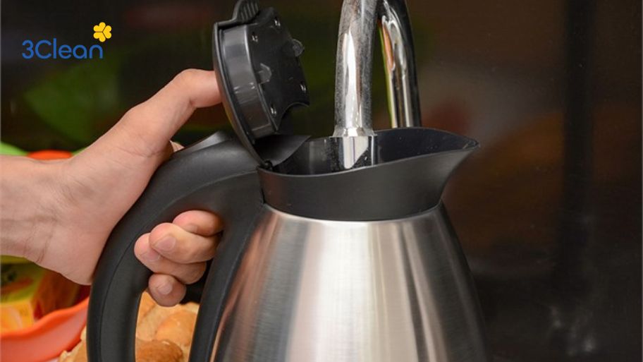 Bước 3: Rửa lại ấm siêu tốc bằng nước sạch