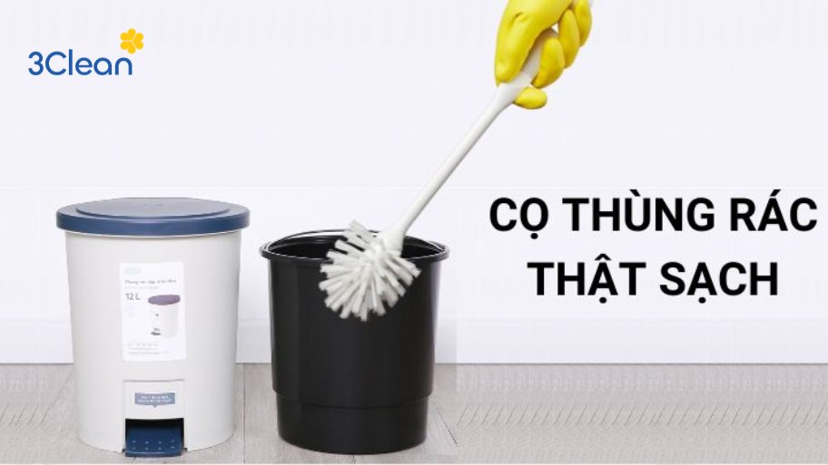 Hướng dẫn cách vệ sinh thùng rác nhanh chóng, hiệu quả ngay tại nhà Bước 4: Cọ rửa toàn bộ bề mặt thùng rác