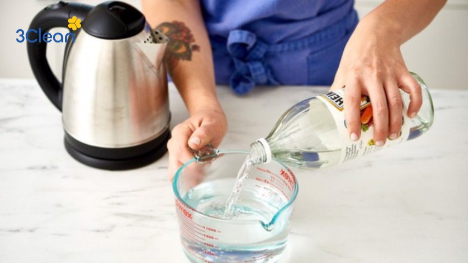 Hướng dẫn vệ sinh ấm siêu tốc mới mua bằng giấm ăn