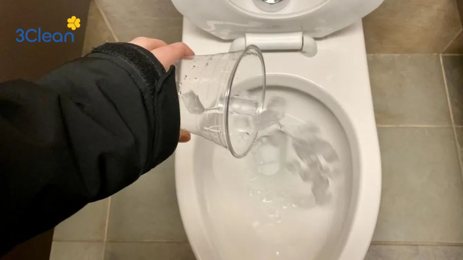 Thông tắc bồn cầu đơn giản bằng đá lạnh