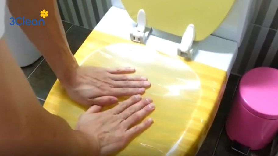 Hướng dẫn thông tắc bồn cầu bằng băng keo dính 