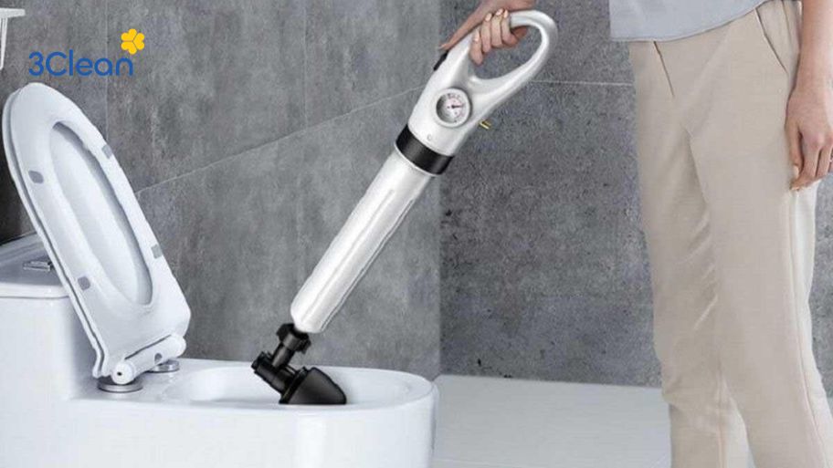 Cách thông tắc bồn cầu đơn giản bằng máy hút bụi