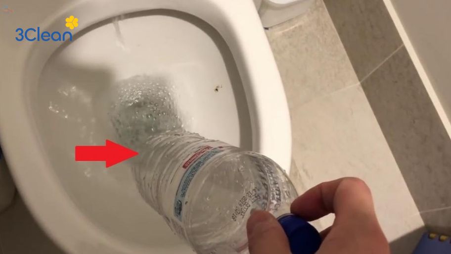 Hướng dẫn thông tắc bồn cầu bằng vỏ chai nhựa