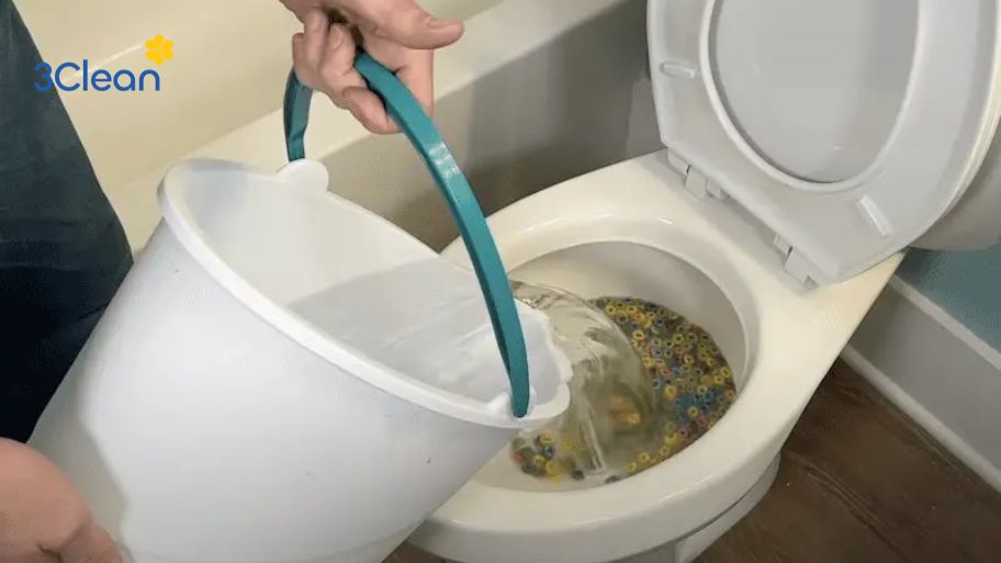 Hướng dẫn thông tắc bồn cầu bị nghẹt bằng áp lực nước tự nhiên