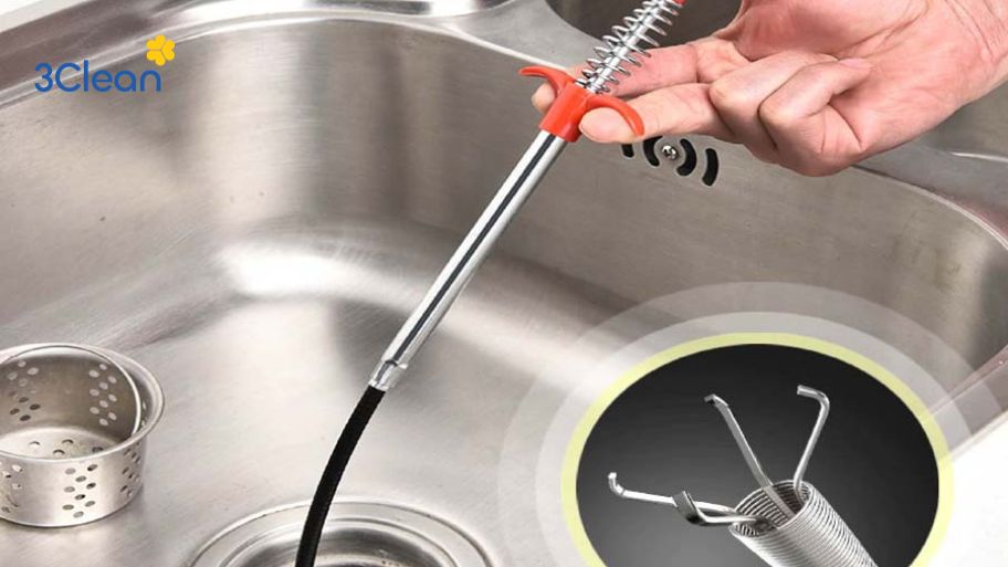 Hướng dẫn thông tắc bồn rửa bát bằng lò xo và móc sắt