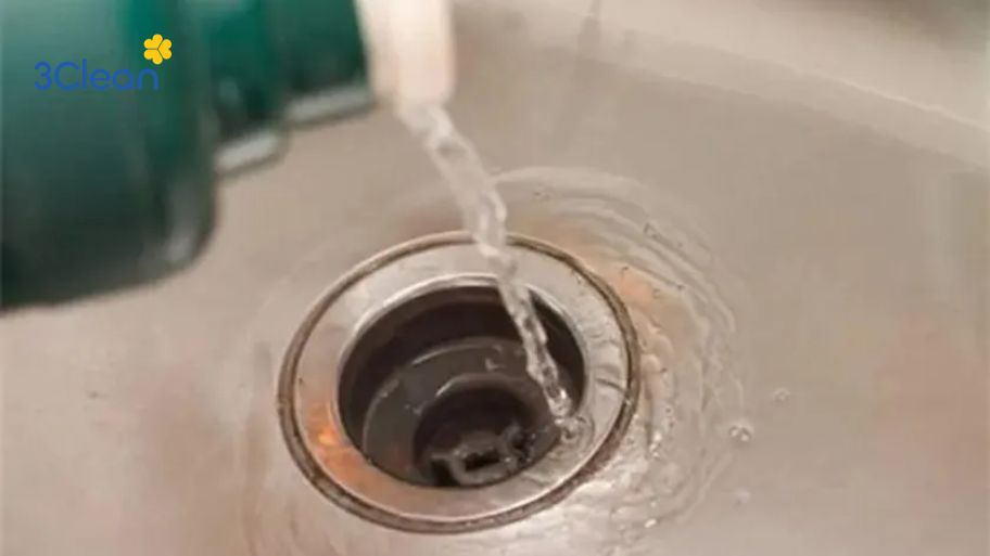 Hướng dẫn thông tắc bồn rửa bát bằng nước sôi