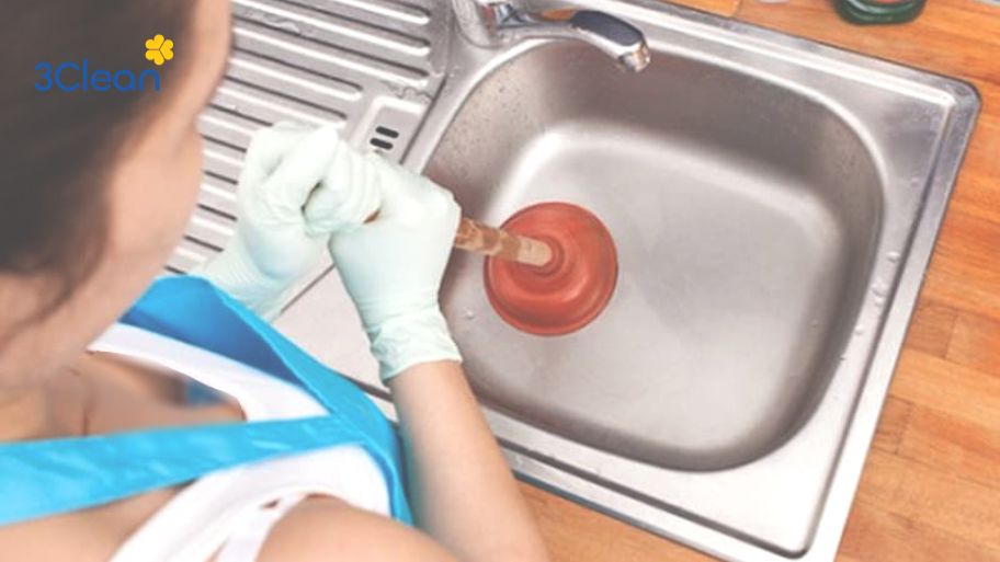 Hướng dẫn thông tắc bồn rửa bát bằng thụt thông tắc