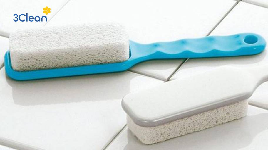 Dùng bàn chải cứng chà nhẹ giúp loại bỏ nấm mốc bám chặt trên trần nhà tắm