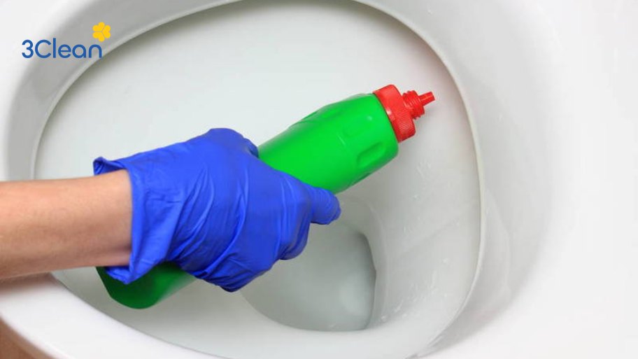 Chuẩn bị dụng cụ trước khi vệ sinh bồn cầu bằng Vim