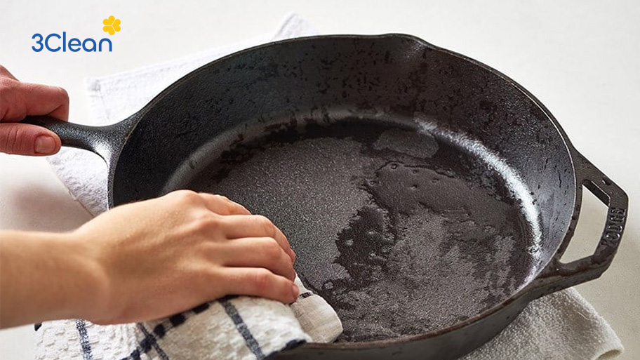 Đưa chảo vào tủ lạnh sẽ giúp cho quá trình vệ sinh dễ dàng hơn