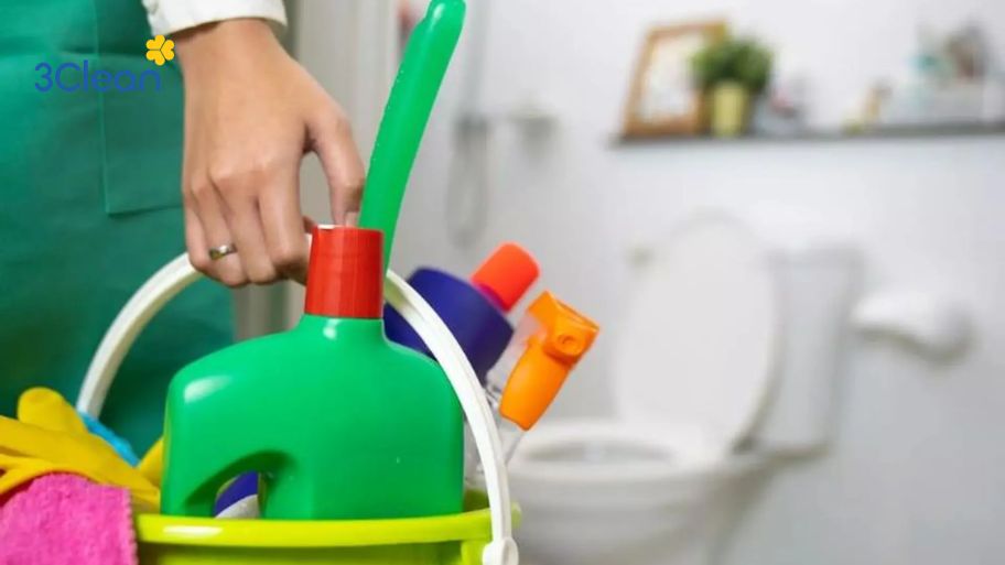 Dụng cụ chuẩn bị để vệ sinh bồn chứa nước bồn cầu