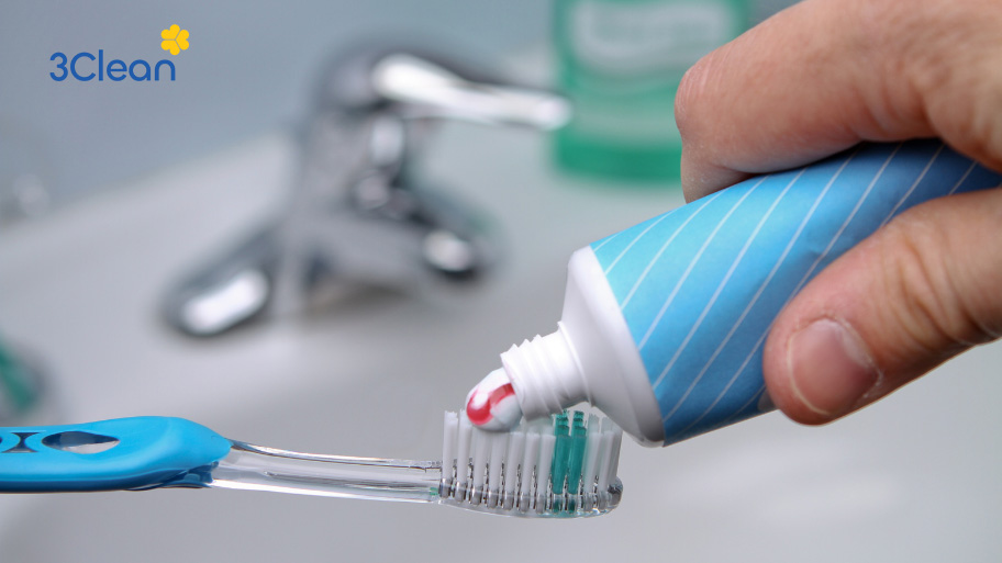 Mách bạn 5 cách làm sạch tường nhà tắm sạch sẽ, sáng bóng Dùng kem đánh răng với những vết ố nhỏ, thông thường