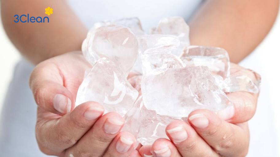 Dùng nước đá là mẹo khá thú vị