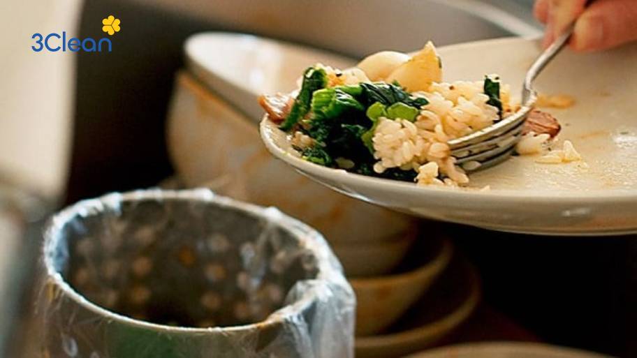 Vệ sinh dụng cụ ăn uống sao cho sạch sẽ và đúng chuẩn? Gạt bỏ vụn thức ăn trước khi rửa giúp làm sạch chén đĩa nhanh hơn, tiết kiệm nước và hạn chế dầu mỡ bám lại.