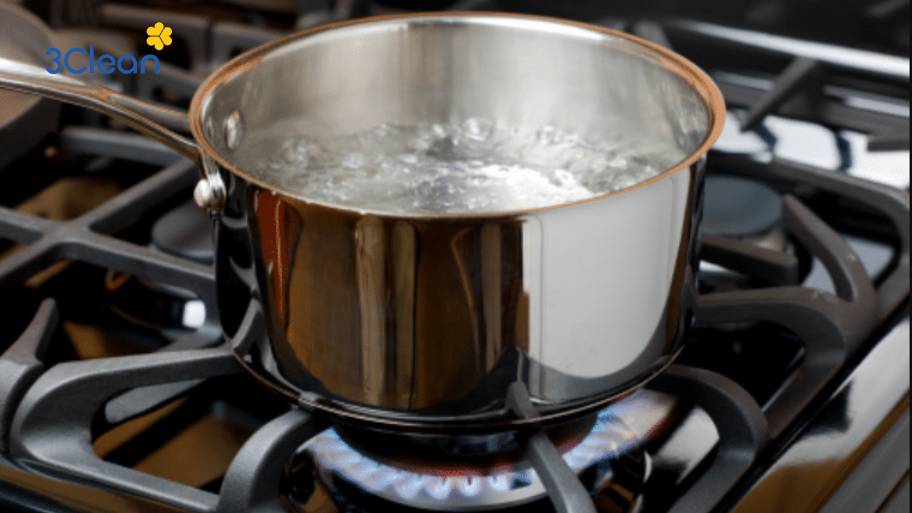 Khám phá cách vệ sinh muỗng hiệu quả, sạch bong như mới Khử trùng muỗng bằng nước nóng giúp tiêu diệt các vi sinh vật còn sót lại.