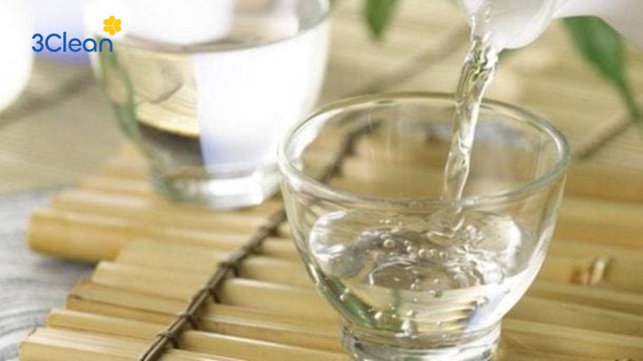 Làm sạch gương bằng giấm trắng vô cùng hiệu quả