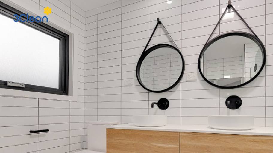 Hướng dẫn cách vệ sinh nhà tắm nhanh gọn và hiệu quả Lau sạch gương và gạch tường giúp loại bỏ vết ố, cặn vôi, giữ cho phòng tắm luôn sáng bóng và sạch đẹp.