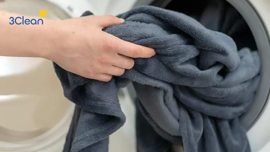 Đem chăn lông ra tiệm giặt