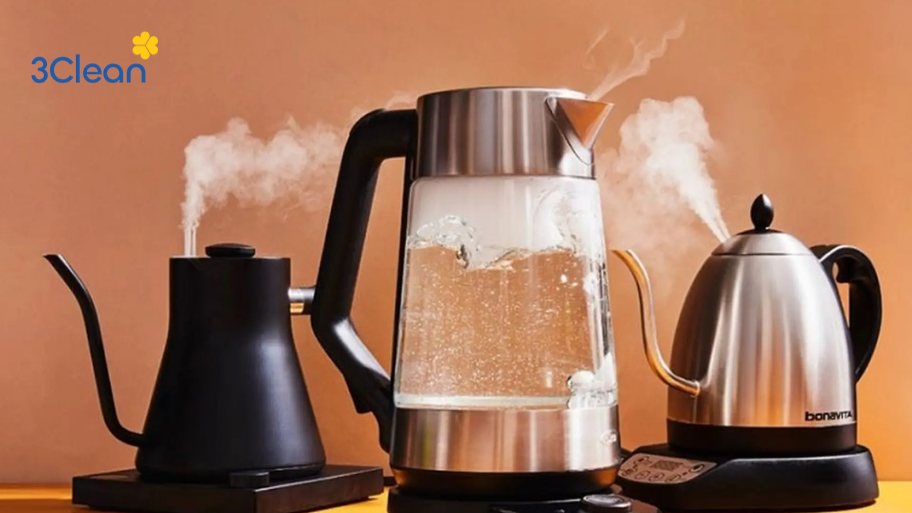 Nấu nước sôi và đổ đi trong lần sử dụng ấm siêu tốc đầu tiên