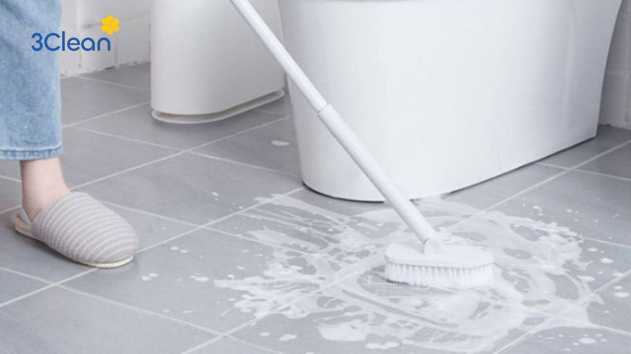 Sàn nhà vệ sinh ố vàng do cặn bẩn và nước đọng lâu ngày gây mất thẩm mỹ.