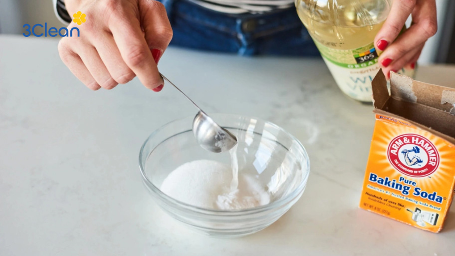 Nhờ phản ứng sủi bọt hóa học mạnh mẽ của baking soda và giấm giúp bồn rửa sạch sâu, sáng bóng