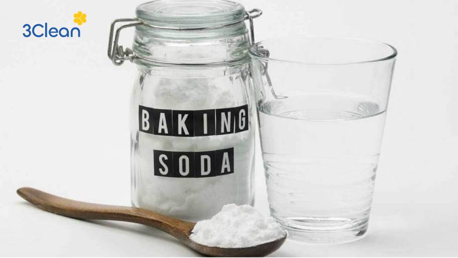 Pha dung dịch giấm hoặc baking soda giúp làm mềm và loại bỏ nấm mốc hiệu quả