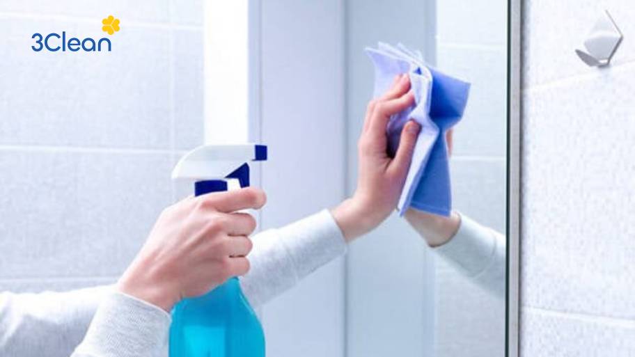 Sử dụng nước lau kính để làm sạch gương nhà tắm