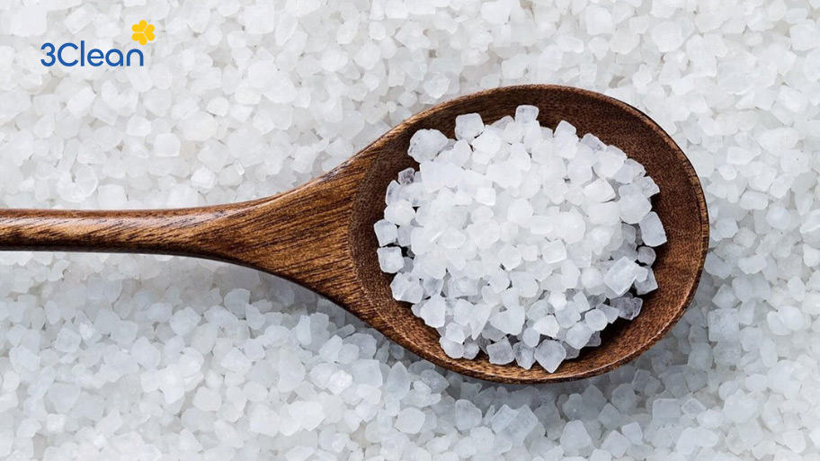 Sử dụng phèn chua để vệ sinh, tránh tổn hại đến bề mặt bồn tắm