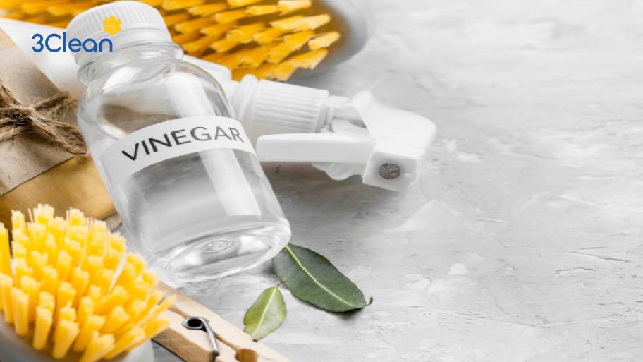 Dùng giấm trắng tẩy sàn nhà ố vàng giúp làm sạch và khử mùi tự nhiên, an toàn.