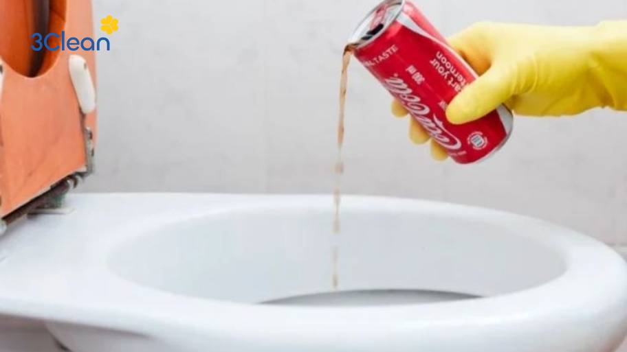 Mẹo nhỏ cực kỳ hữu ích là sử dụng Coca Cola để đánh bay vết ố