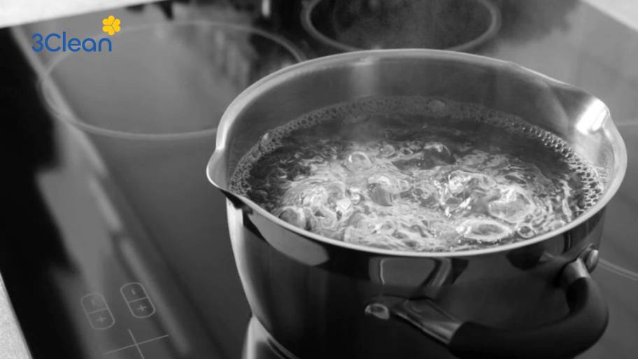 Sử dụng nước nóng là cách làm đơn giản nhưng vẫn mang lại hiệu quả cao.