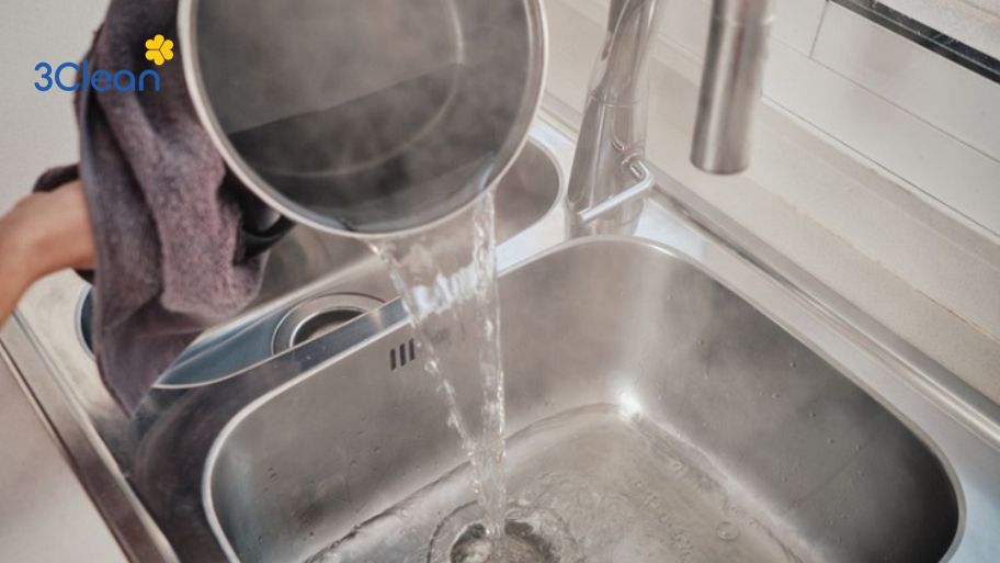 Cách làm sạch đường ống bồn rửa bát bằng nước sôi