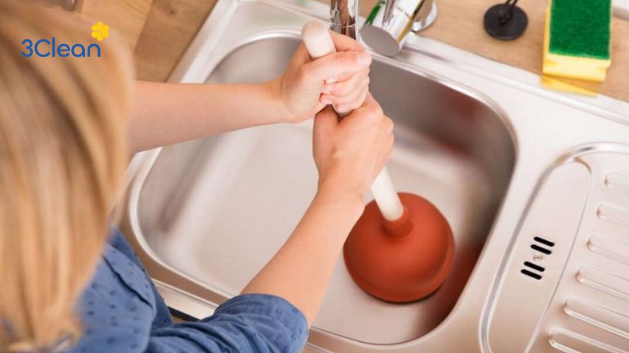 Cách làm sạch đường ống bồn rửa bát bằng pittong