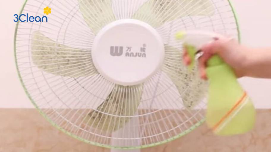 Vệ sinh quạt treo tường không tháo lồng nhanh gọn