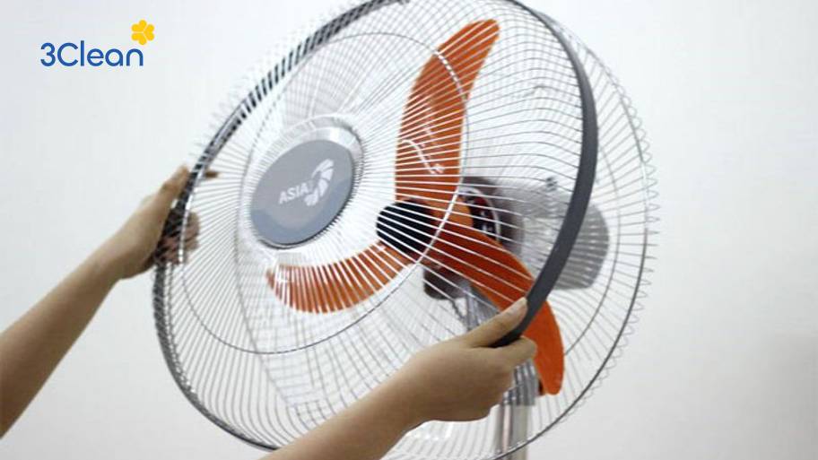 Vệ sinh quạt treo tường tháo lồng sạch sâu, hiệu quả