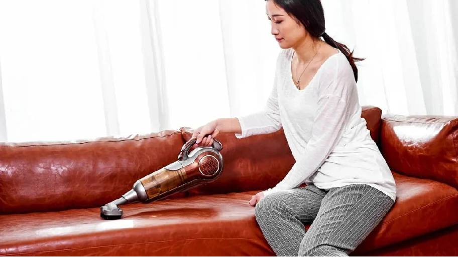Chuẩn bị dụng cụ để giặt ghế sofa da
