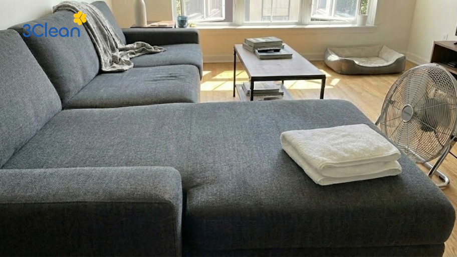 Đặt ghế ở khu vực thông thoáng, mở cửa sổ hoặc bật quạt giúp sofa khô tự nhiên