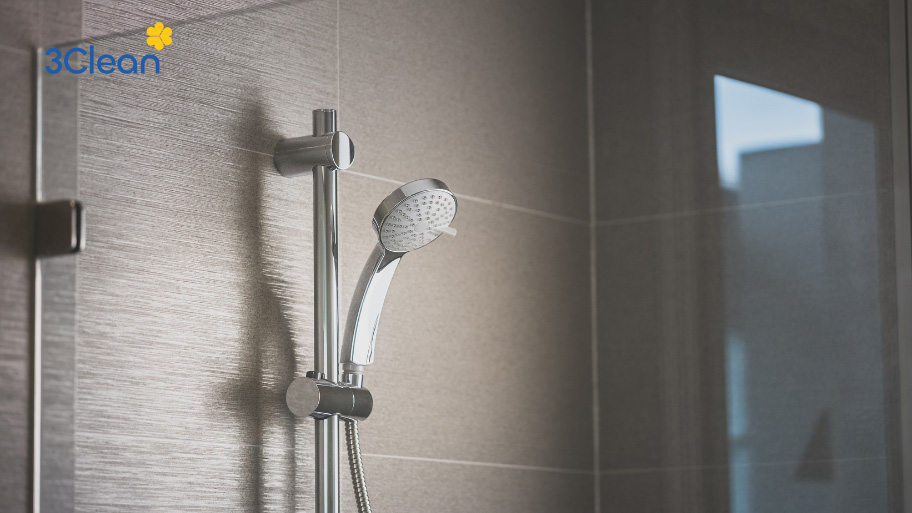 Đặt vòi hoa sen ở vị trí thông thoáng giúp hạn chế nấm mốc phát triển
