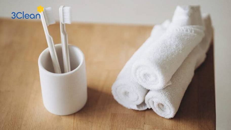 Dùng bàn chải mềm và khăn vải sáng để vệ sinh