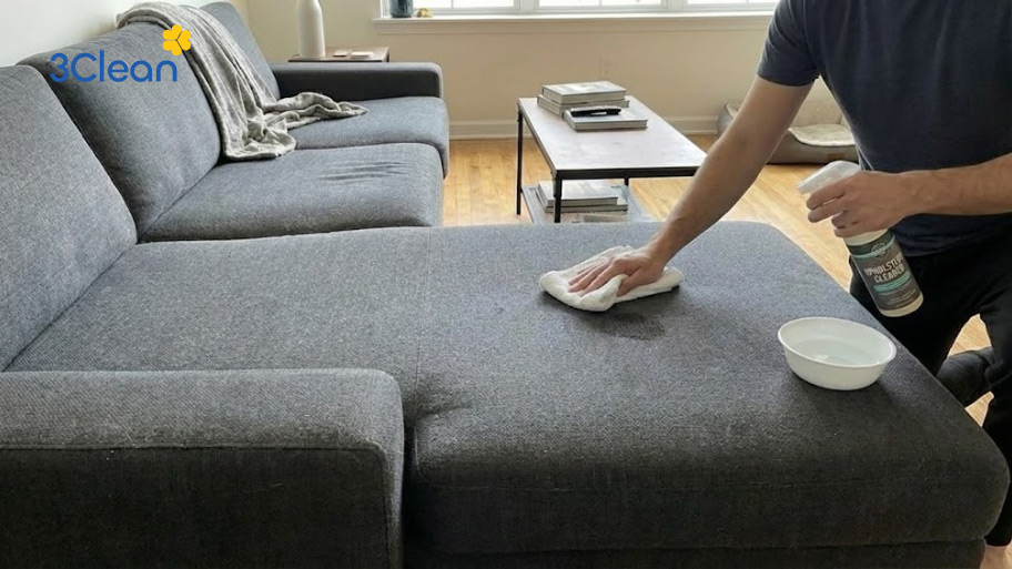 Dùng khăn mềm thấm dung dịch vệ sinh nhẹ nhàng theo một chiều ghế sofa