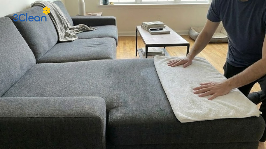 Dùng khăn sạch có khả năng thấm hút tốt để lau lại bề mặt sofa