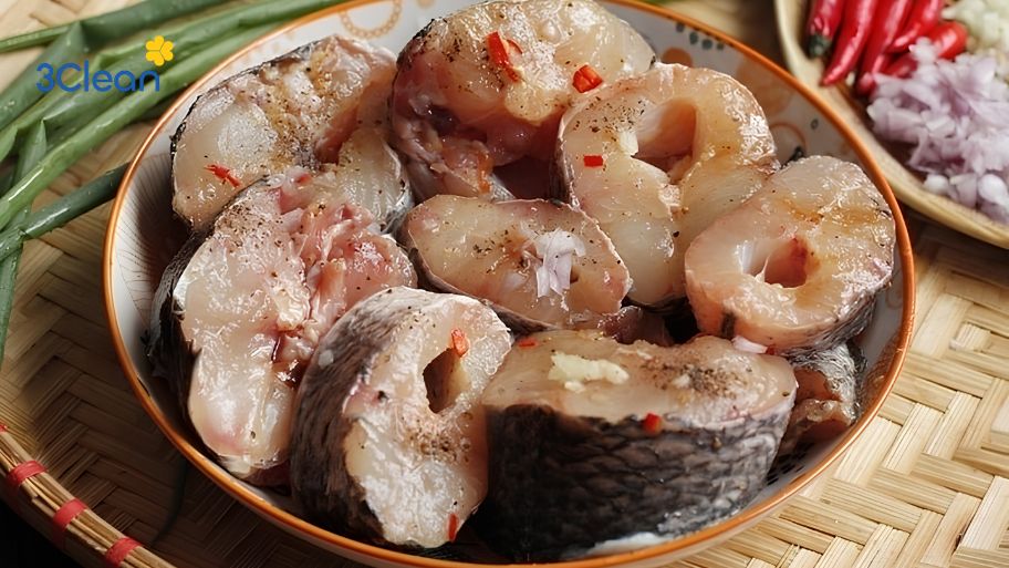 Ướp cá trước khi chế biến